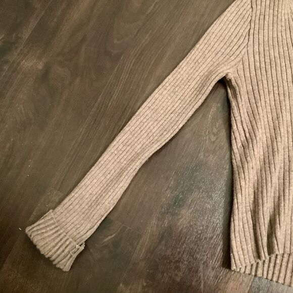 IMING Cropped Knit V-Neck Sweater size medium - Picture 5 of 6